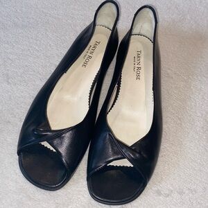 Taryn Rose peep toe twist black leather w/leather soles flats Sz 37.5